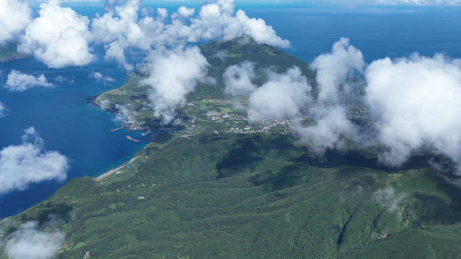 島全景ともくもく湧き上がる雲たち